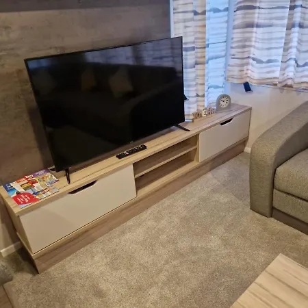Modern Family Caravan With Wifi At Valley Farm, Clacton-On-Sea-2