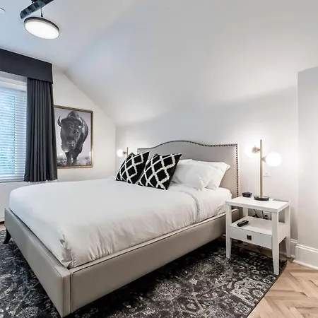 The Inn On Officers' Garden-3