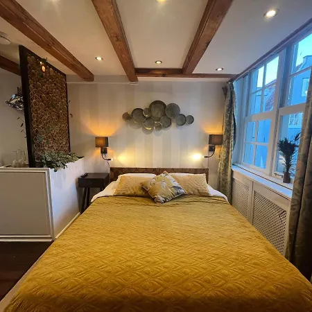 The Smallest Hotel In Amsterdam-3