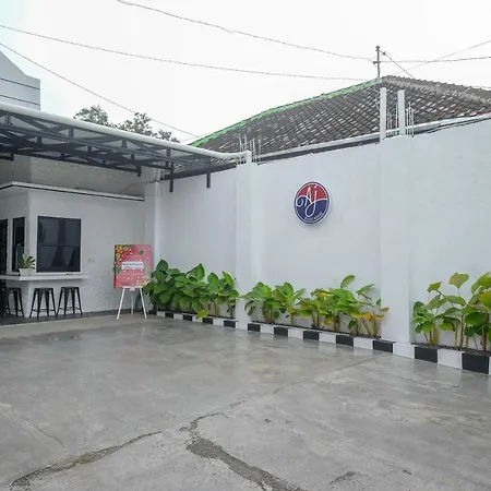 RedDoorz Syariah near Perempatan Kartasura-3
