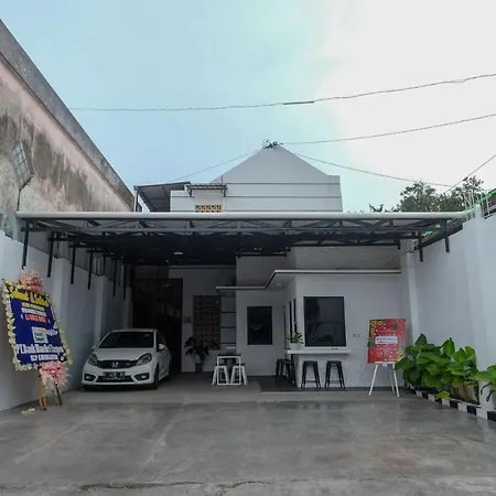 RedDoorz Syariah near Perempatan Kartasura-2