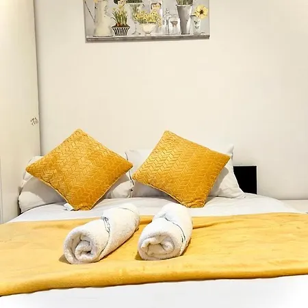 Canary Wharf Holiday Rooms-2