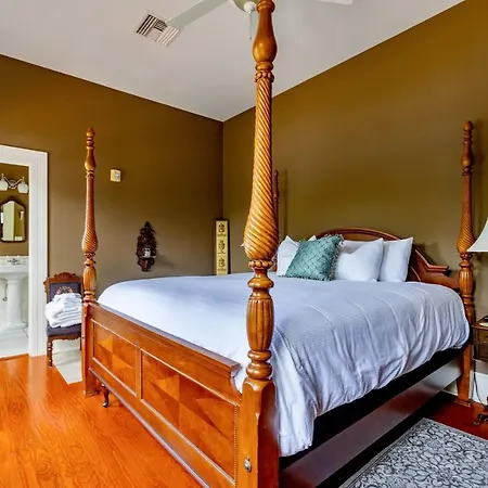 Southern Charm In The Camellia Rose Inn-3
