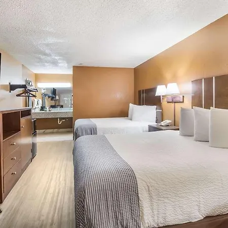 Econo Lodge Selmer-3