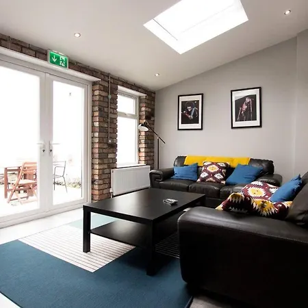 Modern City Centre Rooms-2