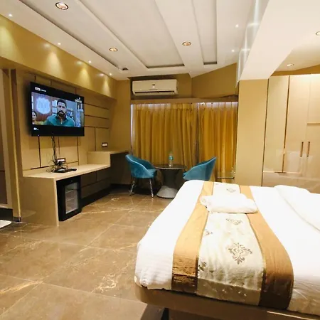 Home2 Renaissance Club-2