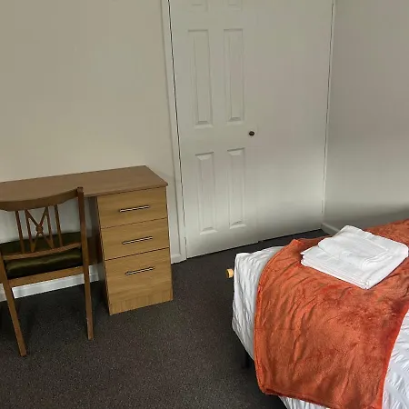 The Coral Guest House 1 Mile From Winchester Market-3