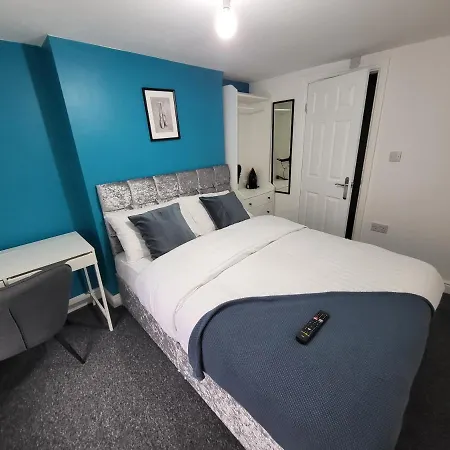 Affordable Comfort On Alfreton Road - Ideal For Savvy Travelers-3