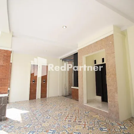 Balmoral House near Ambarukmo Plaza Mall Yogyakarta Mitra RedDoorz-3