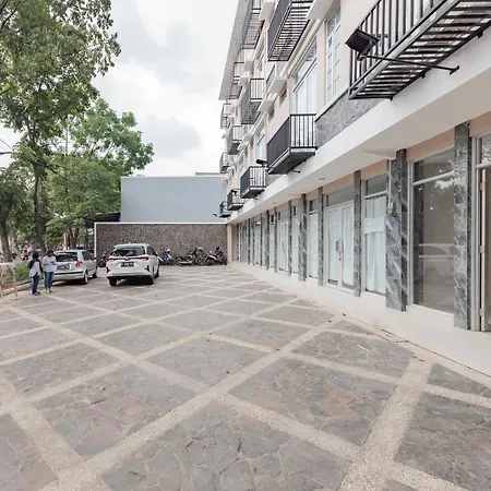Reddoorz Plus Near Surapati Core-2