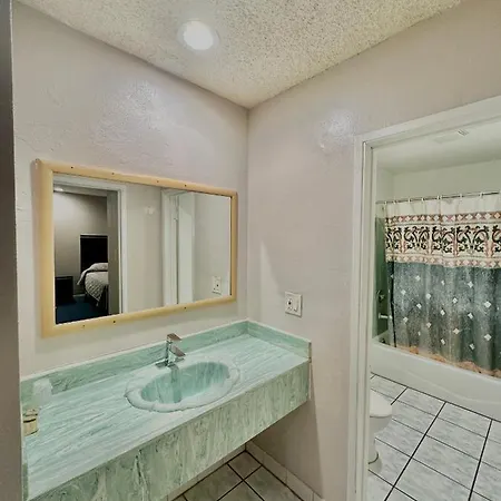 Tropic West Motel-3