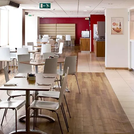 Premier Inn Worthing Seafront-2