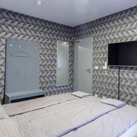 Bed And Breakfast 33-2