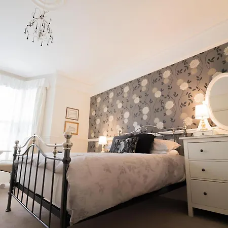 Maison Dieu Guest House-2
