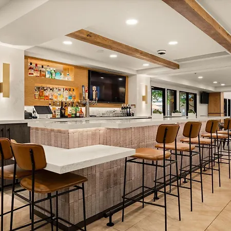 Oxford Suites Redding-2
