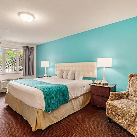 Howard Johnson By Wyndham Traverse City-3