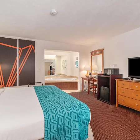 Howard Johnson By Wyndham Traverse City-2