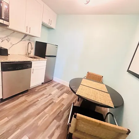 Tampa Bay, Beach Step Away, Wifi, Free Parking,Pools, Jacuzzi-2