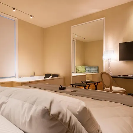 Five Suite Palermo Politeama- Luxury B&B & Jacuzzi-3