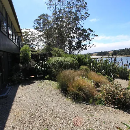 The Bird Hide - Rustic Luxury By The Water-2
