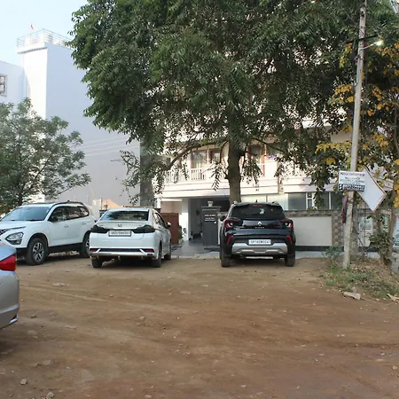 Aura Luxury Studio I Couple Friendly I Near Golf Course Road, Sector 57, Gurgaon-2
