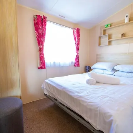 Val233 - 4B - Coghurst Holiday Park, Hastings-2