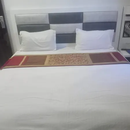 Gurjeet Hotel By Naavagat-3