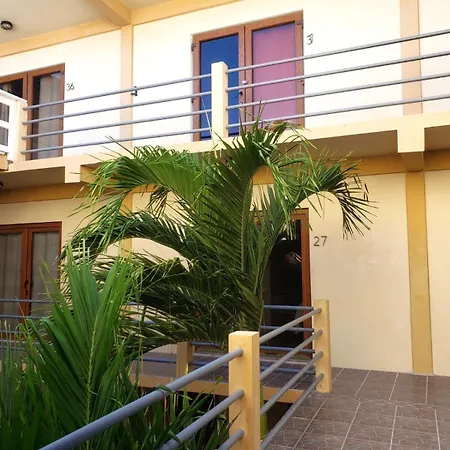Beach Club Budget Rooms At Popeyes Caye Caulker-3