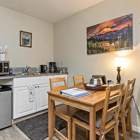 Mountain Meadows Inn & Chalet Suites-2