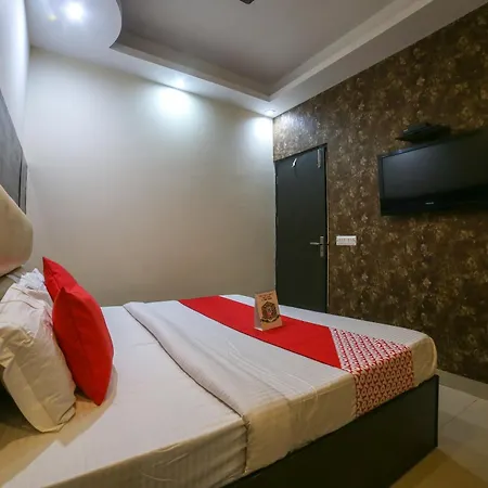 Oyo Hotel West Delhi Inn Near Tdi Mall-2