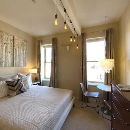 Independence Square 304, Stylish Hotel Room With Downtown Views & Great Location-3