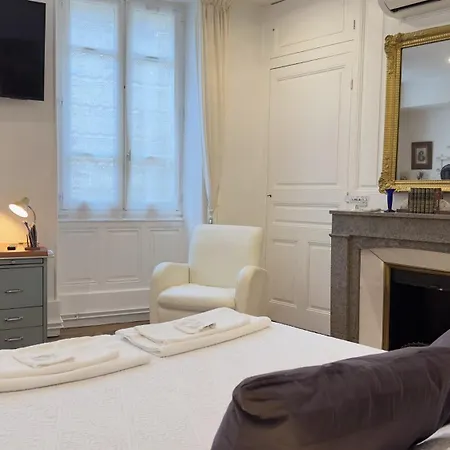 Chambre de charme au coeur du vieux Valence - Confort&Calme-3