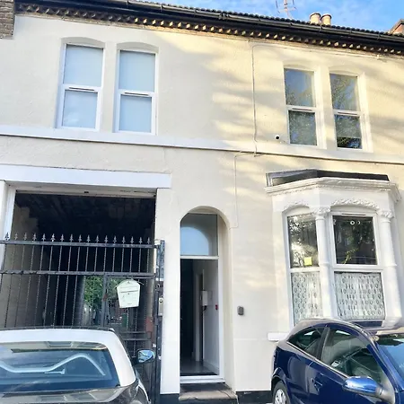 Luxury En-Suite Double Bedroom Stratford E15-3