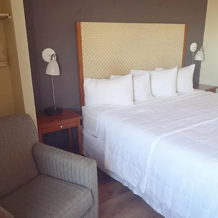 Travelodge By Wyndham Edmonton West-3