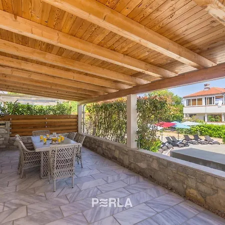 House Mirabelle With Heated Pool In Nerezine On Losinj Island-2