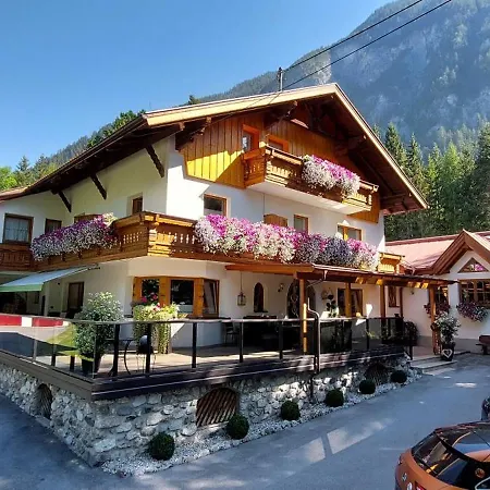 Gästehaus Almrausch, Ferienanlage mit Pool-2