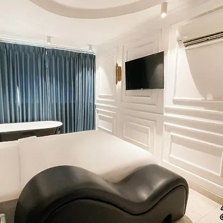 A In Hotel Del Luna-3
