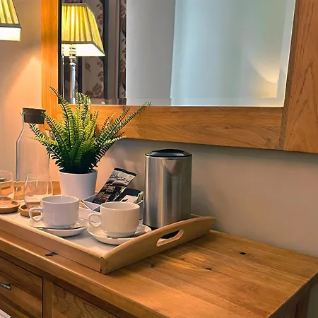 Station Lounge & Rooms-3
