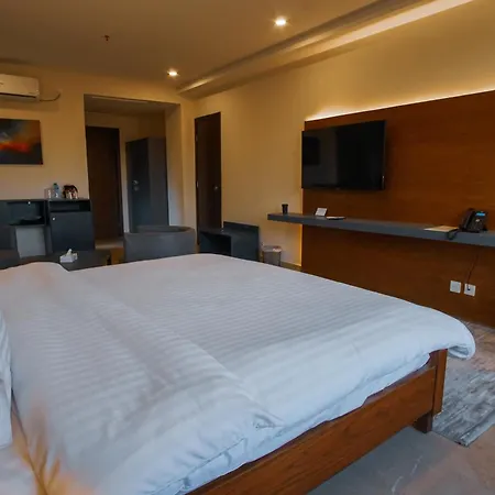 Roomy Signature Hotel, Islamabad-3