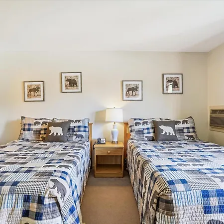 Cedarbrook Two Double Bed Hotel Room With Outdoor Heated Pool 216-2