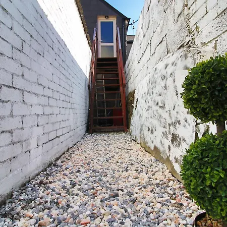 Modern Guesthouse, Fast Wi-Fi, Street Free Parking, Central, Fully Equipped-2