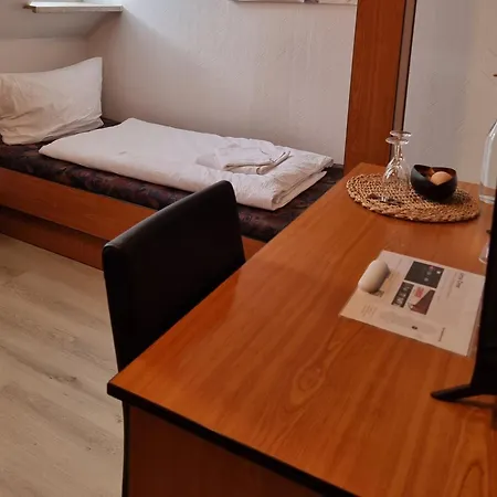 Uma-Dres Pension-2