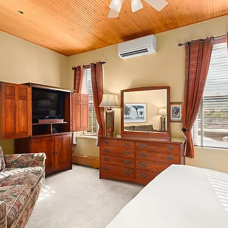 Independence Square 308, Top Floor Hotel Room With Ideal Downtown Location-3