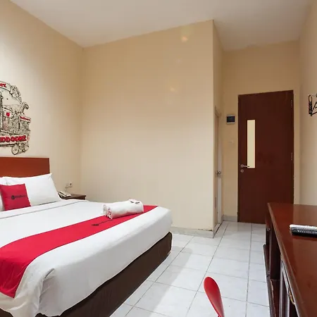 Reddoorz Plus Near Plaza Blok M-3