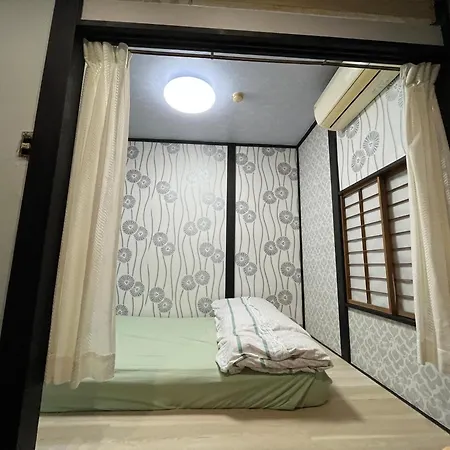Lucky Hotel専用シャワルームとトイレ付き-3