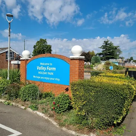 Modern Family Caravan With Wifi At Valley Farm, Clacton-On-Sea-3