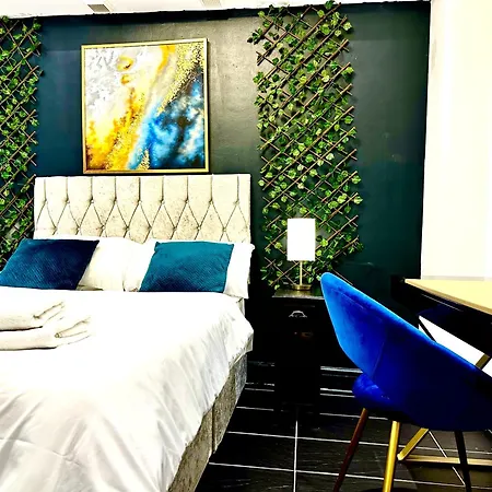 Duke And Duchess Apartments And Rooms - Private In Room Hot Tub Suites-3
