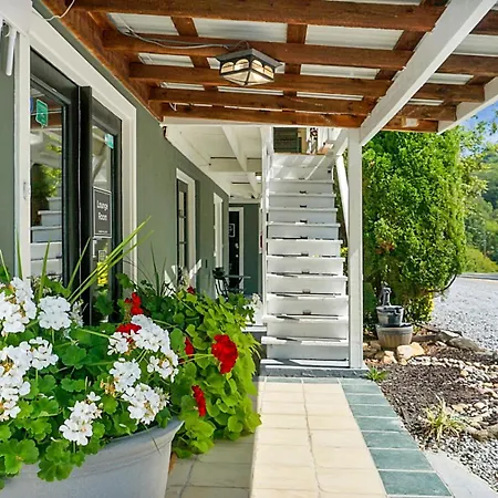 Hickory Falls Inn-3