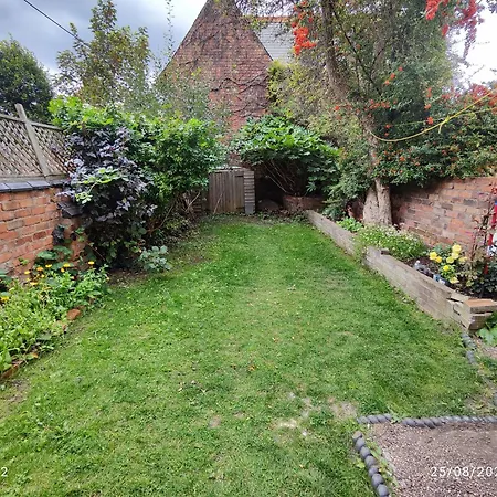 St Lucia Women Only Lodge Leicester Long Stays-3