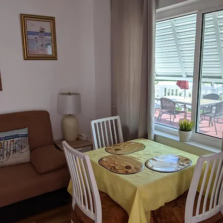 Breakaway Inn Guest House-3